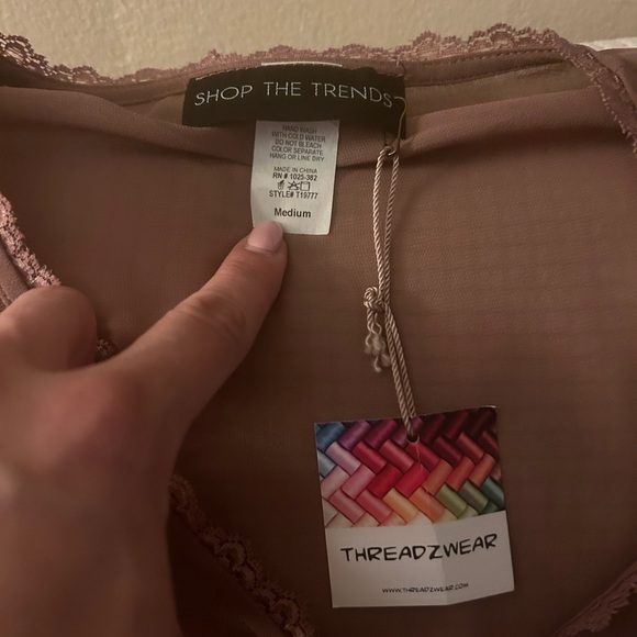 Cute feminine crop blouse. Never worn. - Picture 4 of 4